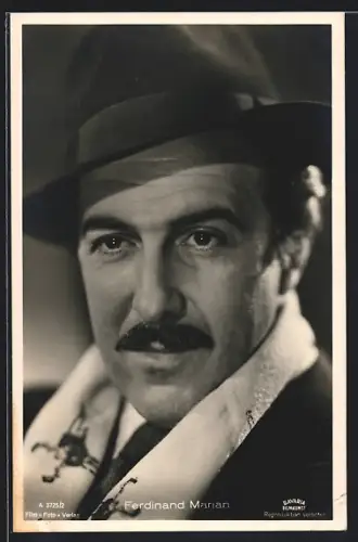 AK Schauspieler Ferdinand Marian, mit Schal und Hut gesehen