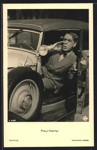 AK Schauspieler Paul Kemp ruft aus einem Auto heraus