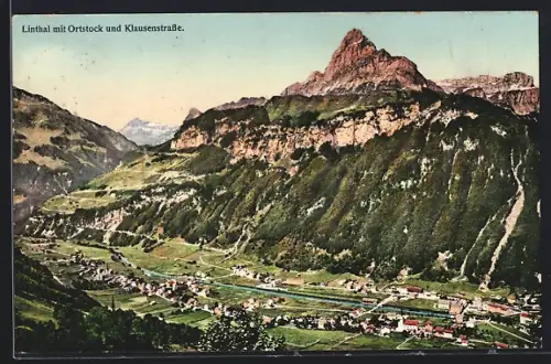 AK Linthal, Ortspanorama mit Ortstock und Klausenstrasse