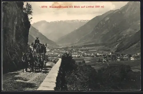 AK Linthal, Ortsansicht mit Klausenstrasse und Postkutsche
