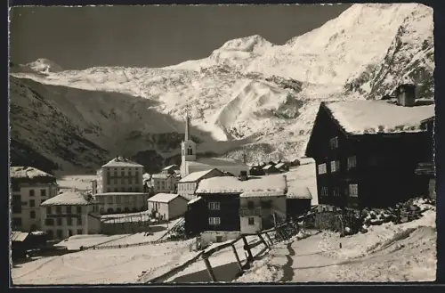 AK Saas-Fee, Allalinhorn-Alphubel, Ortspartie mit Allalinhorn und Alphubel im Schnee