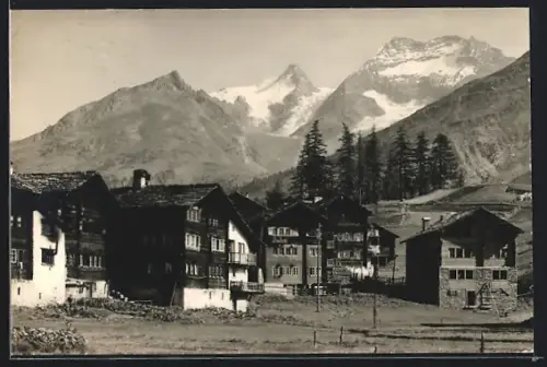 AK Saas-Fee, Dorfpartie mit Fletschhorn und Laquinhorn