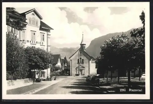 AK Stansstad, Strassenpartie mit Hotel Winkelried und Kapelle