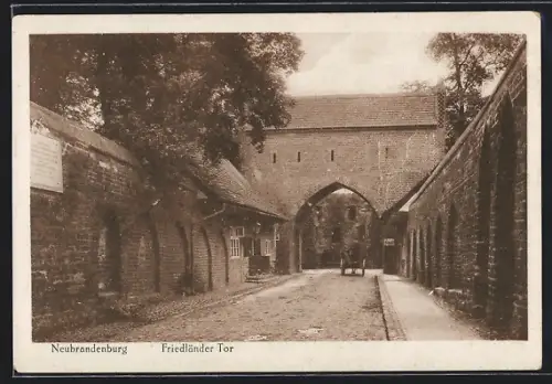AK Neubrandenburg, Friedländer Tor mit Stadtmauer