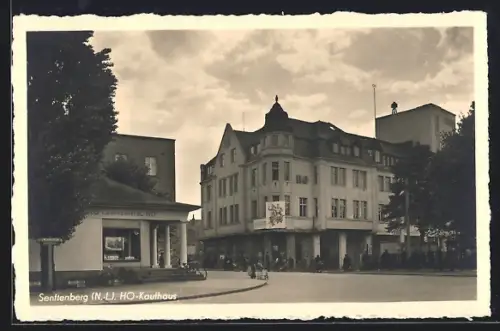 AK Senftenberg, Blick auf das HO-Kaufhaus mit Passanten