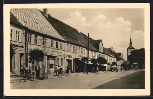 AK Jessen /Elster, Thälmannstrasse mit Bäckerei und Fleischerei Erich Tauscher