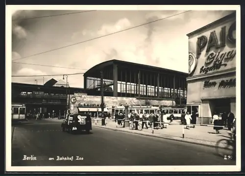 AK Berlin-Charlottenburg, Am Bahnhof Zoo mit Geschäften und Strassenbahn