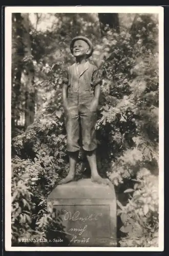 AK Weissenfels a. d. Saale, Statue von barfüssigem Jungen im Grünen