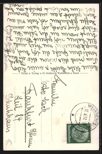 AK Weissenfels a. d. Saale, Statue von barfüssigem Jungen im Grünen