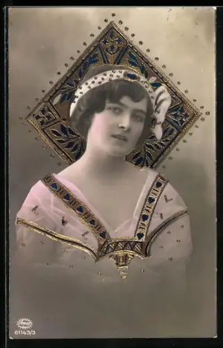 Foto-AK Amag Nr. 61143/3: Porträt junger Dame, gerahmt geprägt und golden verziert