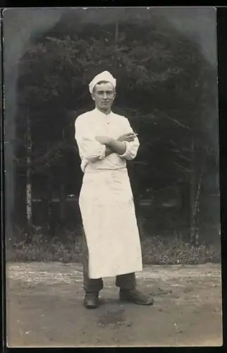 Foto-AK Portrait eines Kochs in der Pause, rauchend