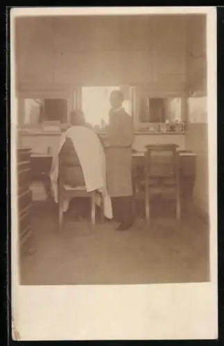 AK Szene beim Friseur, Mann im Friseur Sessel