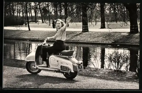 Foto-AK Zündapp Bella Motorroller, Grüssende Fahrerin
