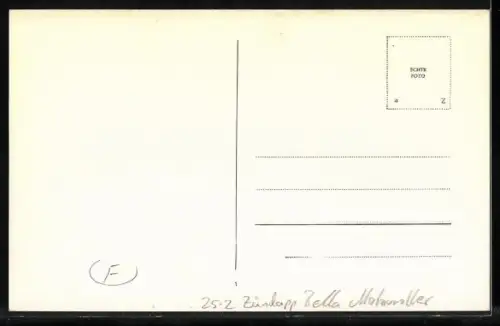 Foto-AK Zündapp Bella Motorroller, Grüssende Fahrerin