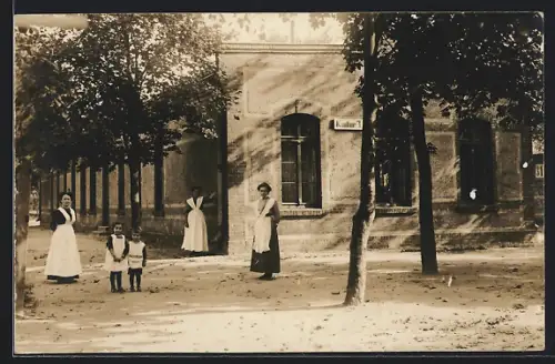 AK Lockstedter Lager, Kantine 3, Frauen und Kinder vor dem Gebäude