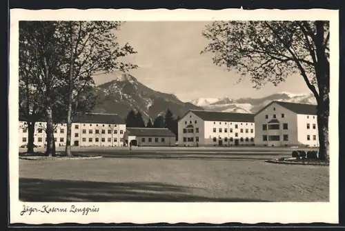 AK Lenggries, Jäger-Kaserne vom Platz aus gesehen