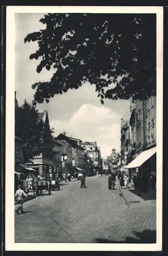 AK Eckernförde, Ostseebad, Kieler Strasse mit Passanten