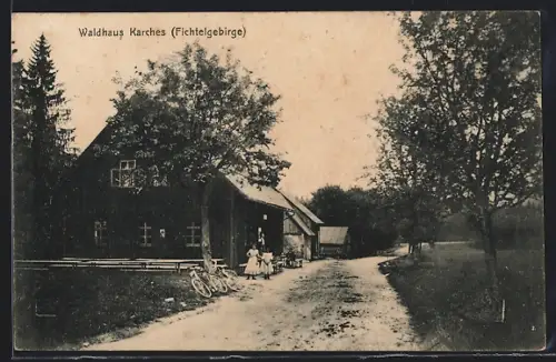 AK Karches /Fichtelgebirge, Gasthaus Waldhaus mit Kindern