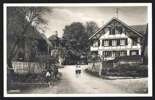 AK Lüterswil, Strassenpartie mit Fachwerkhaus, Kinder