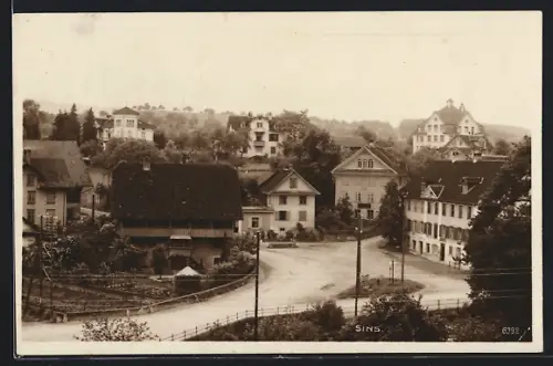 AK Sins, Strassenkreuzung mit Verkehrsinsel, Villen u. Geschäften aus der Vogelschau