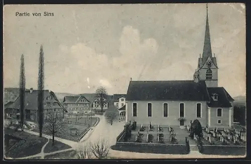 AK Sins, Ortspartie mit Kirche, Kirchhof u. Anlage aus der Vogelschau