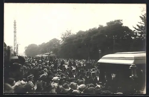 Foto-AK Dresden-Laubegast, Trauerzug mit Strassenbahn