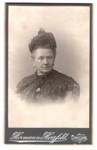 Fotografie Hermann Herzfeld, Dresden, Altmarkt, Porträt einer Dame mit Hut