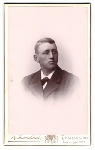 Fotografie R. Sammland, Kristianstad, Fisktorget 222A, Porträt eines jungen Mannes