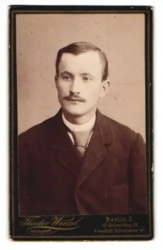 Fotografie Theodor Wenzel, Berlin, Grüner-Weg 32, Porträt eines Herrn mit Schnurrbart