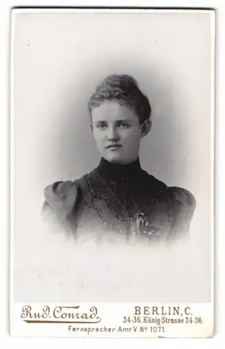 Fotografie Rud. Conrad, Berlin, Königstrasse 34-36, Porträt einer Dame