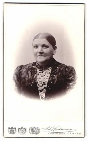 Fotografie Ad. Hartmann, Dessau, Franz-Str. 25, Ältere Frau in gemustertem Kleid