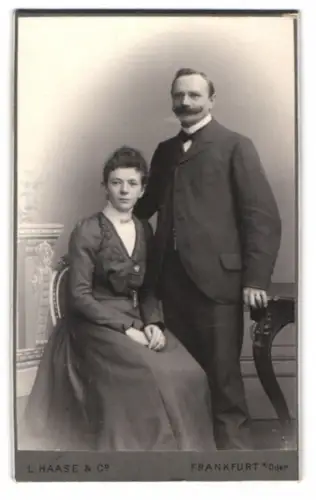 Fotografie L. Haase & Co., Frankfurt an der Oder, Paar im Atelier