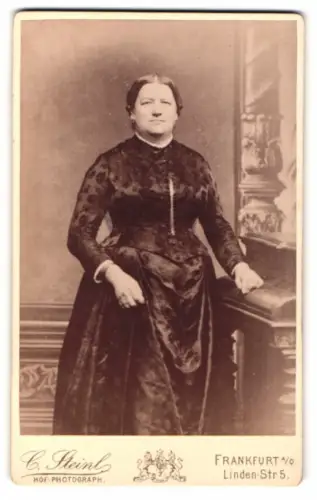 Fotografie C. Steinl, Frankfurt a. O., Linden-Str. 5, Frau im tailliertem Kleid