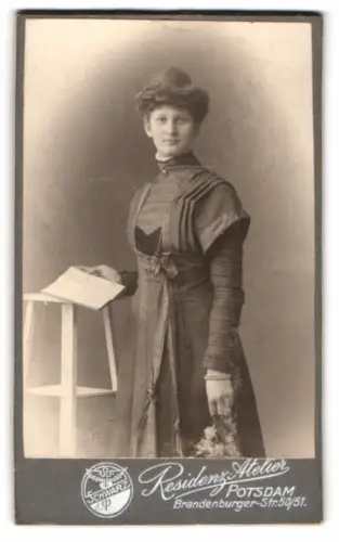 Fotografie Schwarz, Potsdam, Brandenburger Str. 50/51, Dame mit Buch