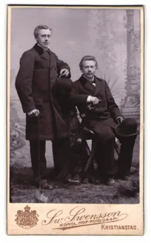 Fotografie Sw. Swensson, Kristianstad, Fisktorget 222 A, Zwei Herren mit Hüten