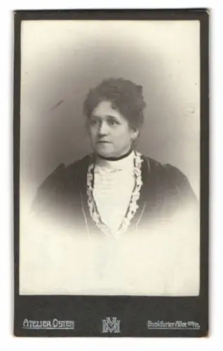 Fotografie Atelier Osten, Berlin, Frankfurter Allee 109 1/2, Porträt einer Dame