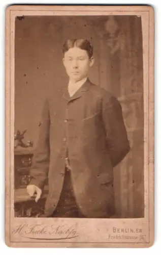 Fotografie H. Fricke Nachf., Berlin, Friedrichstrasse 247, Porträt eines jungen Mannes