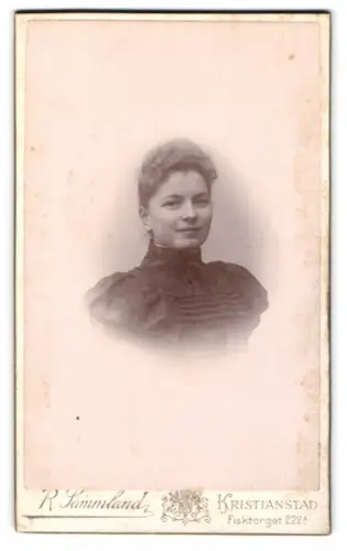 Fotografie R. Sammland, Kristianstad, Fisktorget 222A, Porträt einer Dame in elegantem Kleid