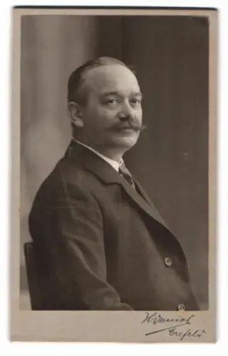 Fotografie Fotograf unbekannt, Krefeld, Mann mit Schnurrbart im Anzug