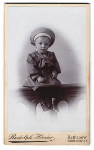 Fotografie Rudolph Hörder, Rathenow, Bahnhofstr. 5a, Kleines Kind in Matrosenuniform der SMS Briton