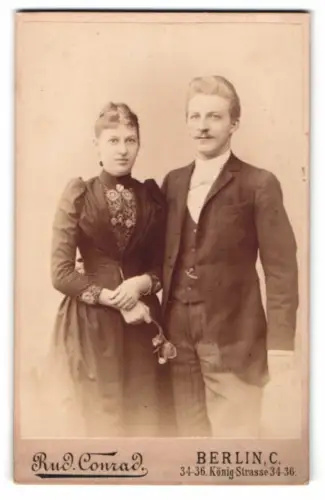Fotografie Rud. Conrad, Berlin, Königstrasse 34-36, Elegantes Paar im Atelier