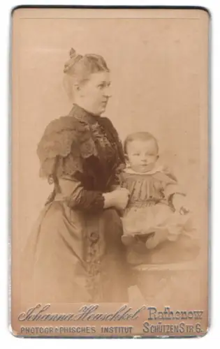 Fotografie Johanna Heuschkel, Rathenow, Schützenstr. 6, Mutter mit ihrem Kind