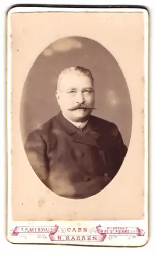 Fotografie N. Karren, Caen, Place Royale 7, Porträt eines Mannes mit eindrucksvollem Schnurrbart