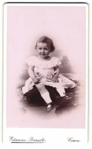 Fotografie Étienne Brault, Caen, Rue St Jean 26, Kleines Kind im weissen Kleid