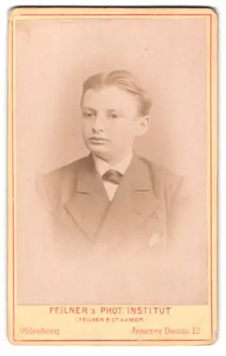 Fotografie Feilner`s Phot. Institut, Oldenburg, Innerer Damm 12, Portrait eines Jungen im Anzug