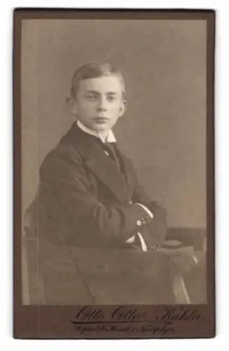 Fotografie Otto Otte, Kahla, Apoldaer Strasse, Junge im Anzug sitzend 1916