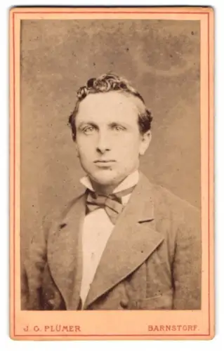 Fotografie J. G. Plümer, Barnstorf, Porträt eines Mannes mit Fliege