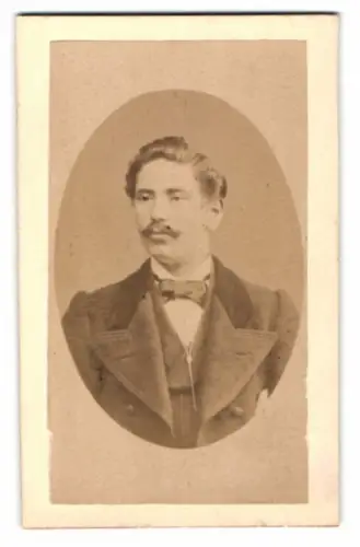 Fotografie unbekannter Fotograf und Ort, Portrait eines eleganten Mannes