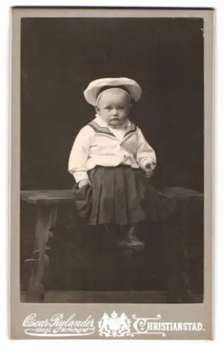 Fotografie Oscar Rylander, Christianstad, Kleinkind im Matrosenanzug