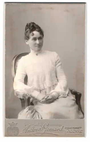 Fotografie Andrea Gomard, Odense, Fisketorvet 2, Porträt einer Dame in elegantem Kleid